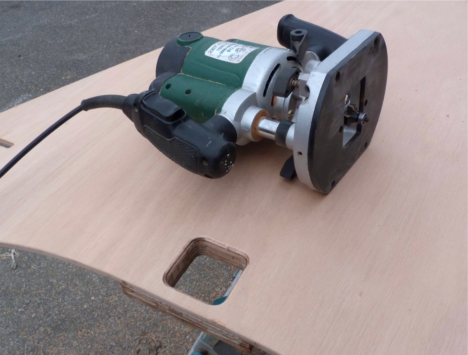 Je change encore de d&eacute;fonceuse pour arrondir les ar&ecirc;tes de l'ouverture, dessus-dessous. Un grand merci &agrave; Ludo qui m'a pass&eacute; ses vieilles d&eacute;fonceuses, qui me permettent de gagner le temps de montage-d&eacute;montage de ces trois fraises et d'&eacute;viter, la plupart du temps, de modifier les r&eacute;glages de profondeur ! 