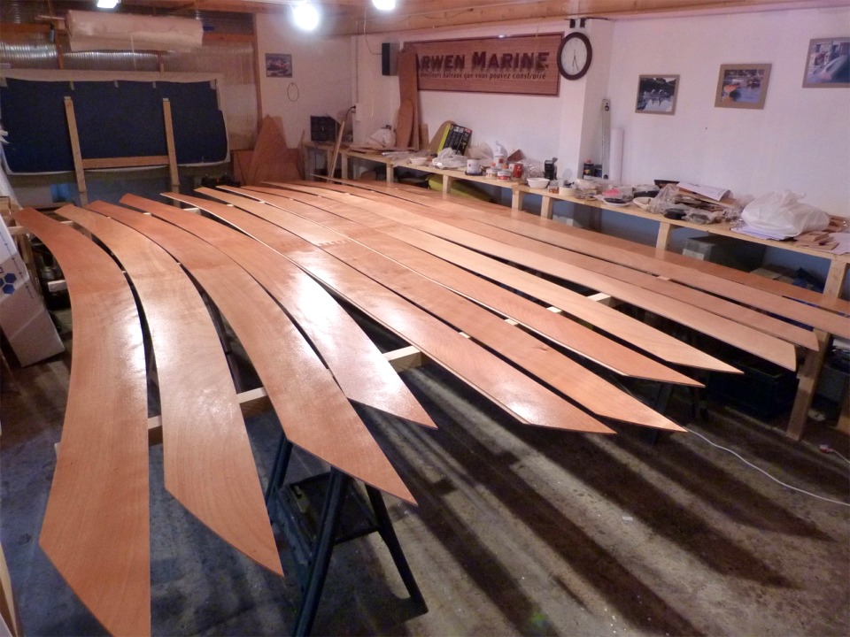 Je passe ensuite une couche d'impr&eacute;gnation &eacute;poxy sur chacune des faces de tous les bord&eacute;s (sur deux journ&eacute;es afin de laisser la premi&egrave;re face durcir). Je poncerai ensuite les deux faces afin de pouvoir les coller et repasser ensuite une couche d'&eacute;poxy pendant la construction &agrave; Vannes. 