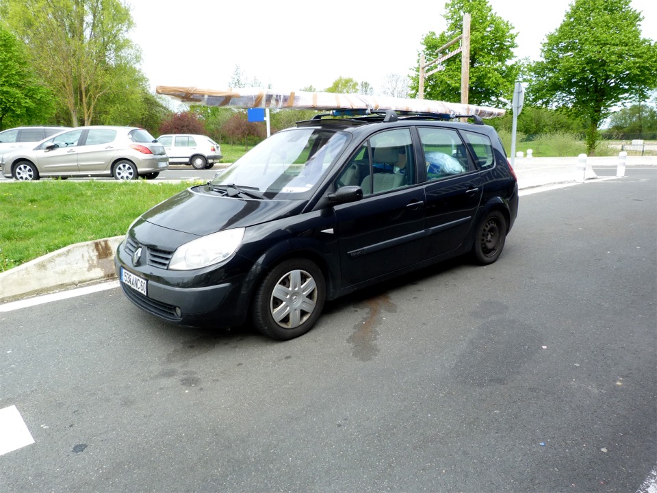 Et je prends la route avec un gros paquet de morceaux de bois sur le toit, et tout plein d'autres plus petis &agrave; l'int&eacute;rieur, ainsi que tout plein d'outils et de consommables. 