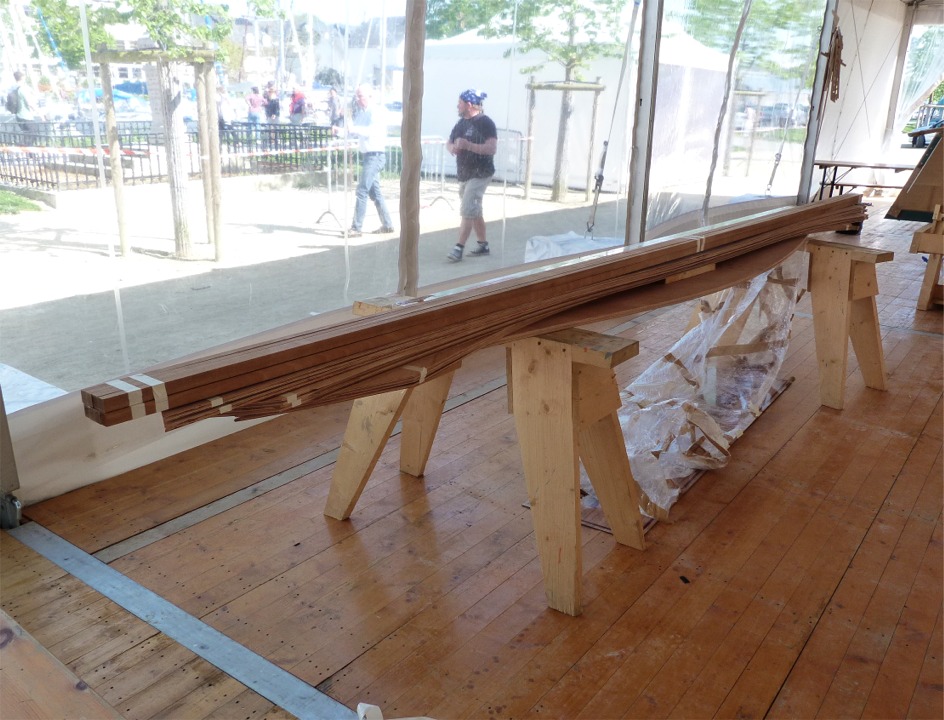 Sous la peau du crocodile, voici les 8 baguettes des listons, les 12 bord&eacute;s et les deux soles. La suite est visible ici. 