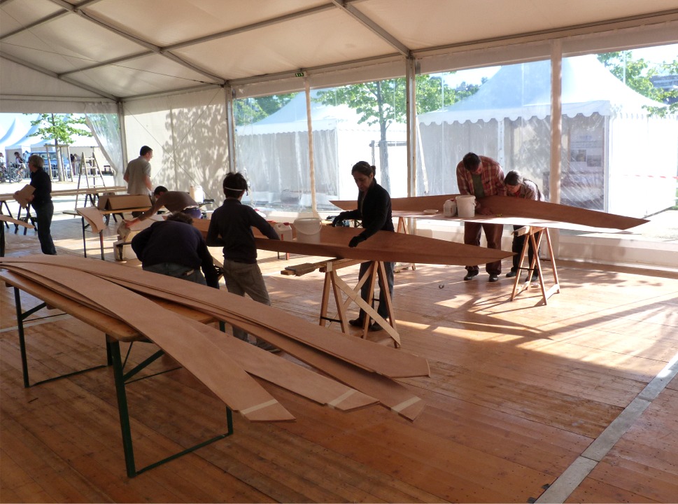 La couture des deux Skerry est lancée. L'organisation de la Semaine du Golfe a mis à notre disposition un grand chapiteau de 250 m2 qui accueillera avec nous Skol ar Mor (construisant un Charlotte Skiff), les Ateliers de l'Enfer (avec un Aber en construction bois classique), mon confrère Icaraï (le seul autre chantier participant réellement à "Je construis mon bateau" avec deux kayaks Leo). Un lycée professionnel de Hollande nous rejoindra plus tard avec une yole de type whitehall en construction classique. 