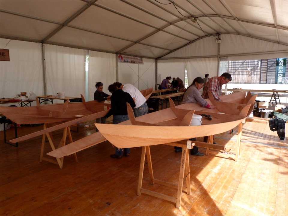 Comme d'habitude, deux tréteaux rallongés à 1.50 m suffisent pour toute "installation" pour construire le Skerry. 