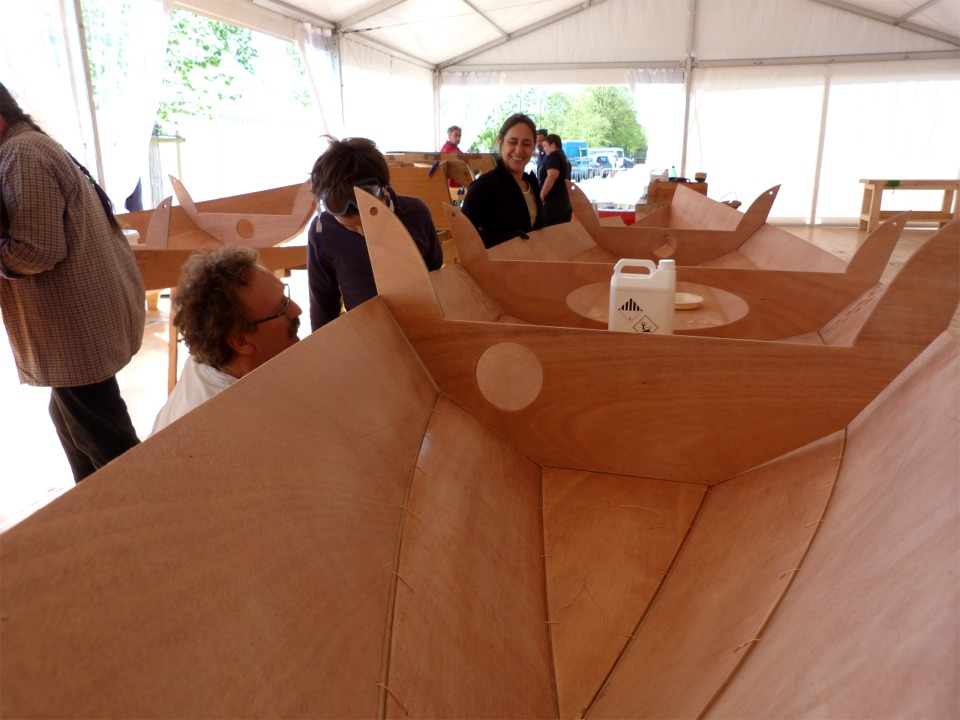 Le bidon de résine époxy (ne pas donner aux poissons) que l'on aperçoit devant la membrure centrale sert à aider la sole à prendre la courbure compatible avec la toute nouvelle forme en 3D de la coque. 