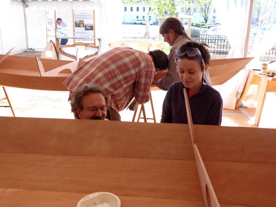 Nous devons impérativement coudre toute la coque le premier jour et terminer la journée par le premier collage. 