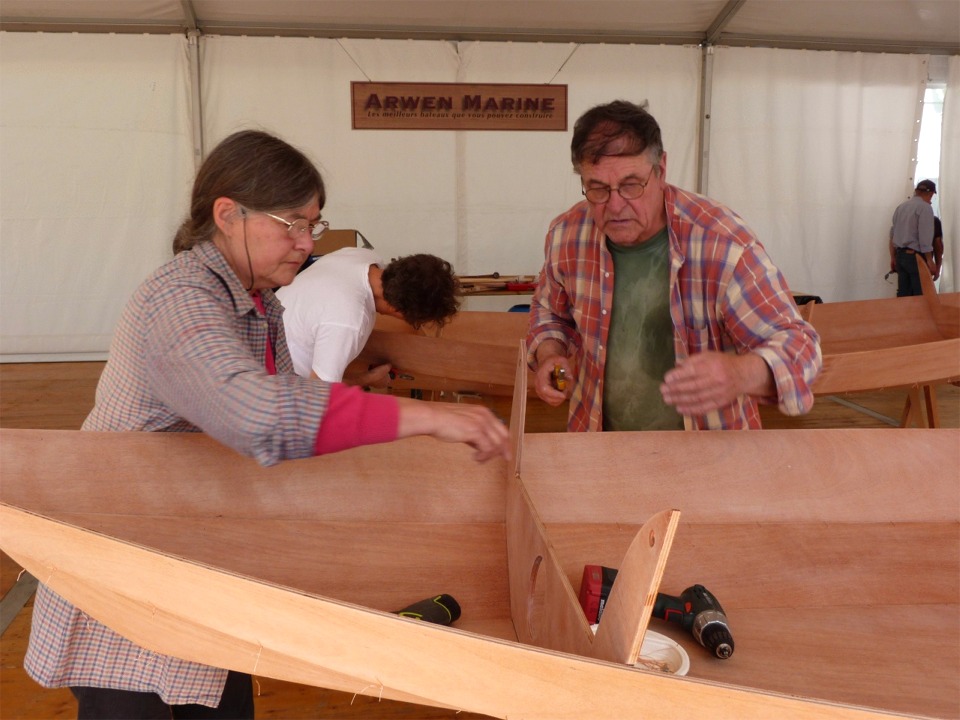 Cette journée de lundi est curieuse car nous sommes les seuls dans notre chapiteau, avec Skol ar Mor et Icaraï, à avoir déja démarré notre Semaine du Golfe. Tout autour de nous, les exposants sont encore en train de s'installer tranquillement en vue du mercredi et le public est quasi-absent. 