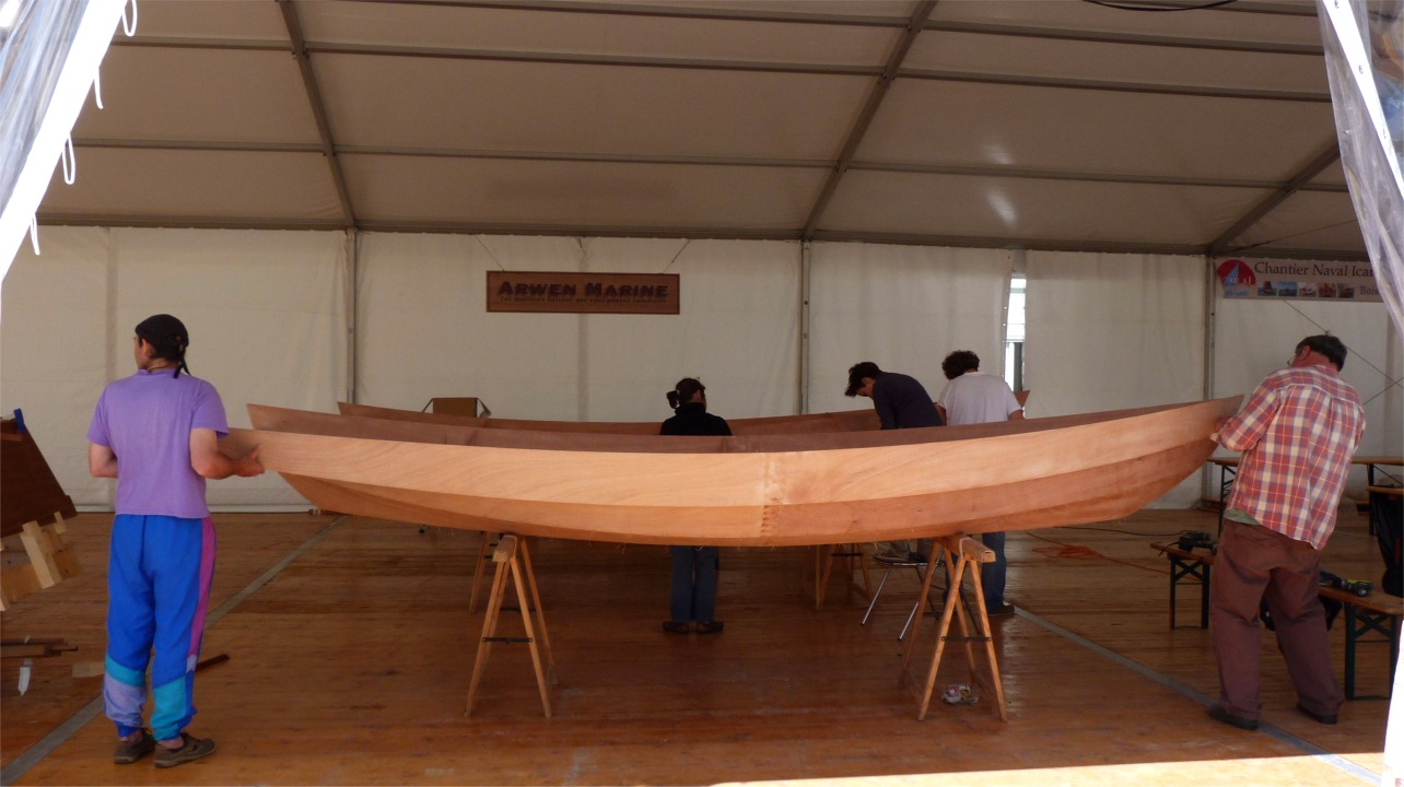 Mise en place du troisième et dernier bordé sur tribord. 