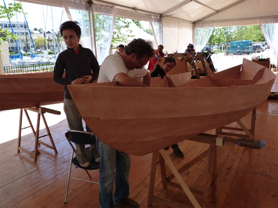 Vincent est monté sur une chaise pour être à la bonne hauteur. 