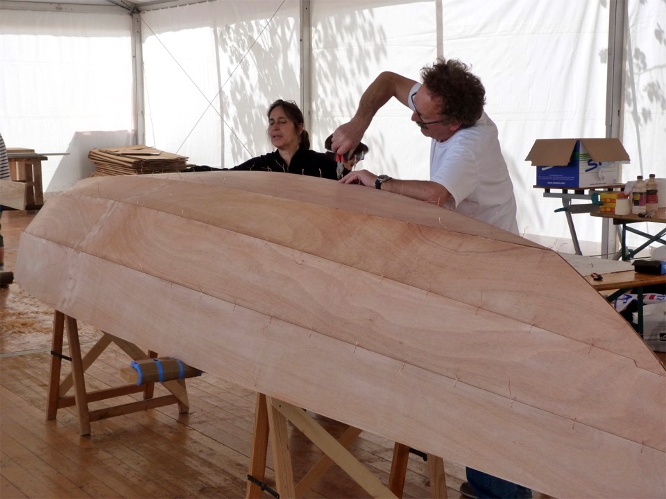 On casse un certain nombre de sutures en les serrant, car le fil de cuivre est fin et n'accepte qu'une dose limitée d'étirements et de torsions. 