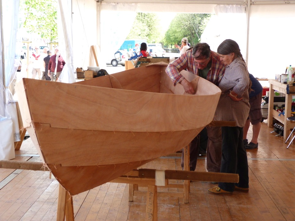 Sur le Skerry de Christian et Bernadette, les guirlandes sont montées et on ajuste les sutures de la cloison arrière. 