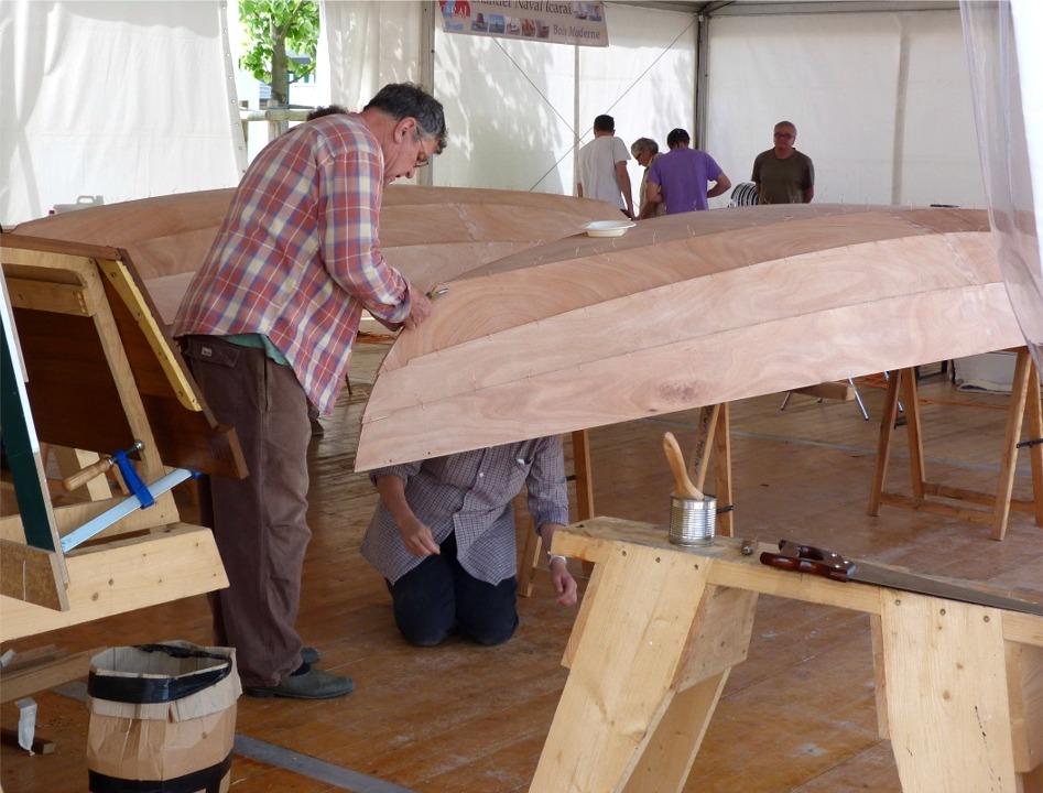 Nous avons retourné les deux bateaux afin de serrer toutes les sutures. En effet, lorsque le bateau est à l'envers il se tasse et les "jours" se ferment, ce qui facilite grandement le serrage des sutures. 