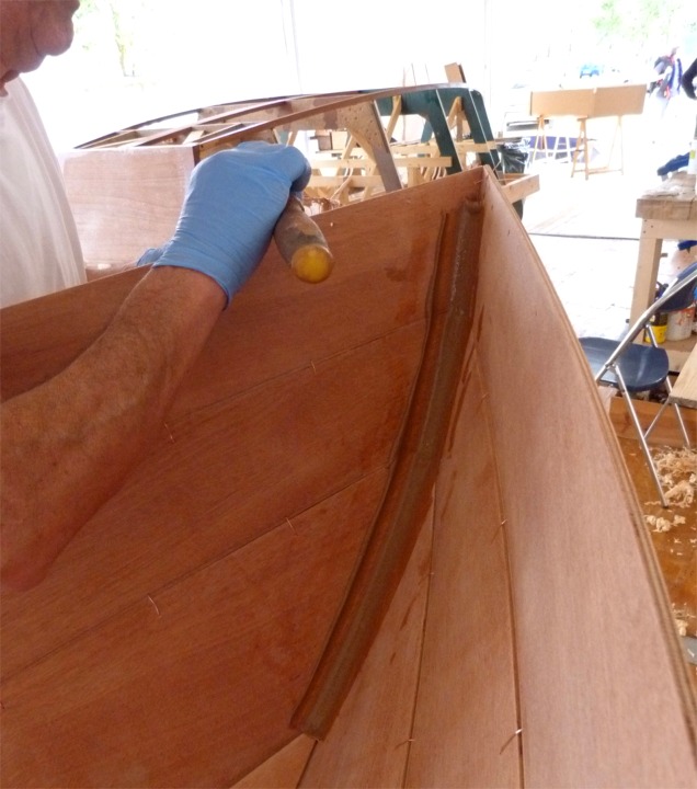 Nous avons arrêté le joint-congé un peu en dessous du haut des bordés afin de laisser la place pour remonter les guirlandes. 