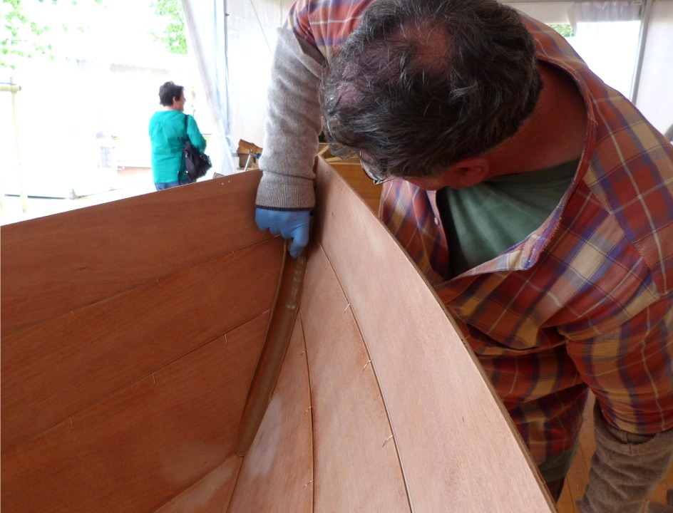 Puis Christian lisse le joint-congé à l'aide d'une section de tuyau PVC de 40 mm de diamètre. 