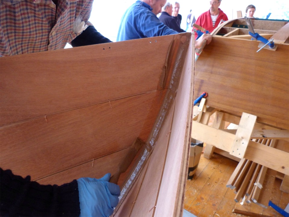 Un vieux ciseau à bois émoussé convient parfaitement pour cette opération. 