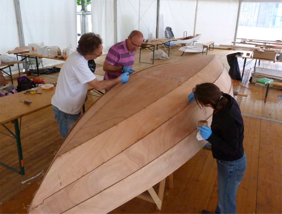 Nous recevons le précieux renfort de Gérard, fraichement arrivé pour participer à la Semaine du Golfe en flottille 2 (voile-aviron) avec son Skerry "La Marie Pupuce". Nous aussi participons avec nos Skerry, mais quelque part, ce n'est pas tout à fait pareil... 