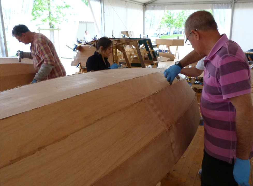 Gérard joue de la cuiller tandis que Christian injecte à l'arrière-plan à gauche. 