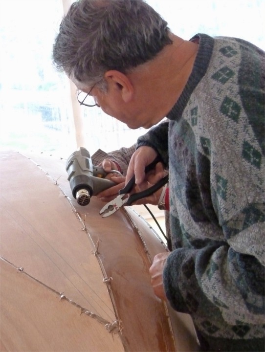 Nous chauffons les sutures à l'aide d'un décapeur thermique afin de ramollir l'époxy qui les emprisonne pour pouvoir les libérer. la conductivité du cuivre permet de transmettre la chaleur sur toute la longueur de la suture. 