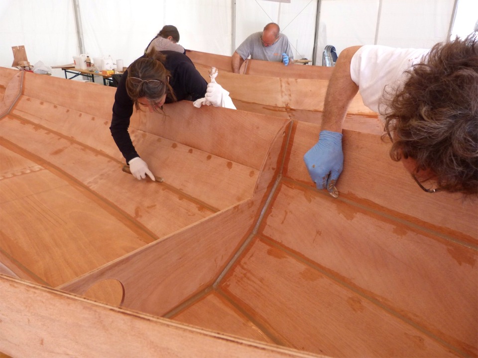 Une fois les sutures extraites, nous préparons de nouveau de l'époxy chargée pour faire les joints sur l'intérieur et pour boucher tous les trous fraichement libérés des sutures. 