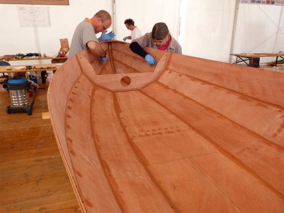 Une autre raison pour enlever la membrure centrale est de faire la stratification de la partie ouverte du bateau d'un seul tenant. 