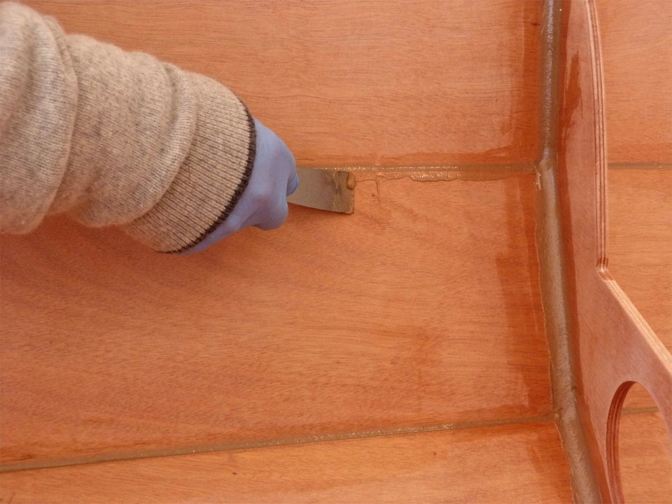 Nous utilisons toujours la trilogie seringue-cuiller-ciseau sur les joints intérieurs. 