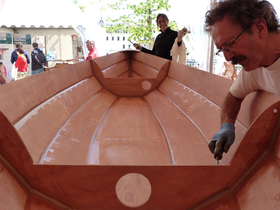 Nous devons travailler le plus proprement possible car nous allons stratifier dans la foulée de la réalisation des joints et du bouchage des trous et il sera donc impossible de revenir nettoyer la zone couverte par la fibre de verre. 