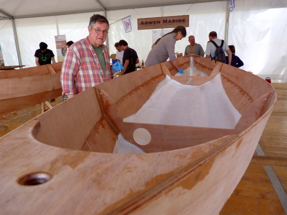 Après le déjeuner, nous drapons le tissu de verre sur le fond de la coque. En effet, seule la partie basse de la coque sera revétue de fibre de verre, à l'intérieur comme à l'extérieur. 