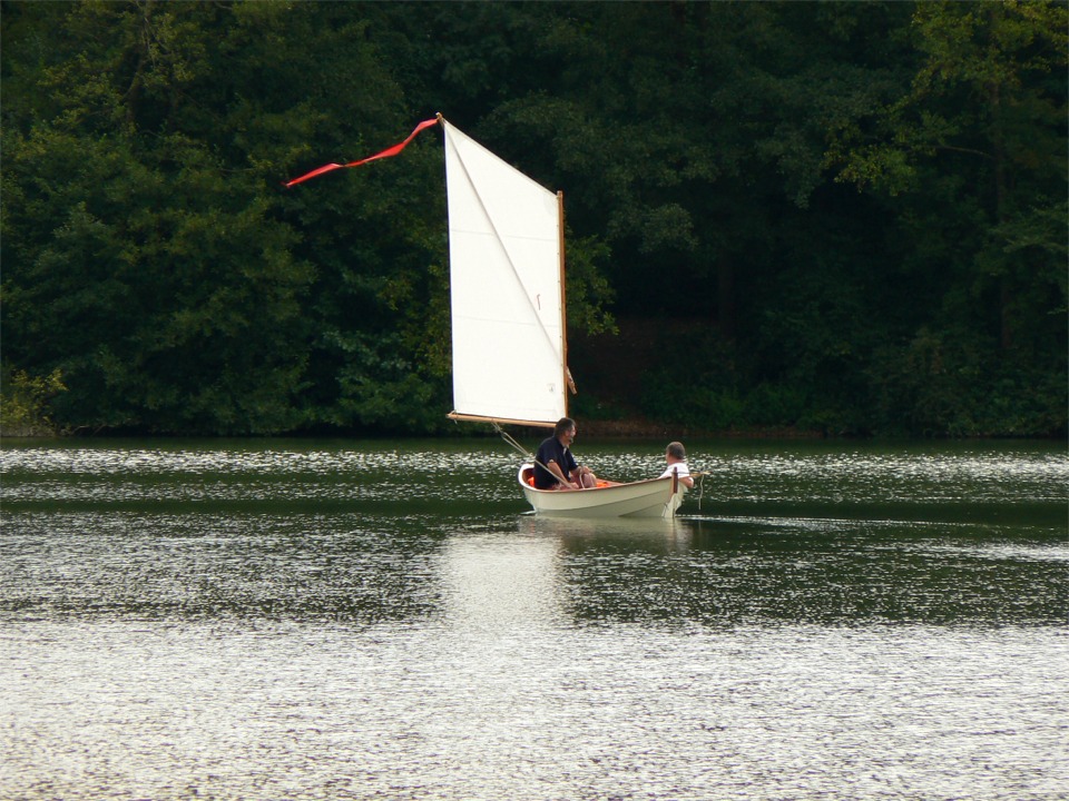 Un petit essai du Skerry en eau douce pour la trève dominicale, sur un étang des rives de l'Yonne. Malheureusement, presque pas de vent, et avec deux adultes assez "musclés" à bord (dont votre serviteur), on à le temps d'anticiper les manoeuvres... 