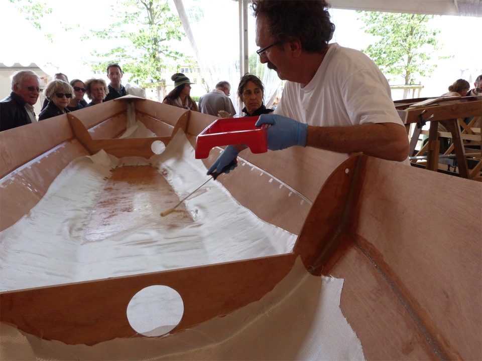 Et c'est parti, Robert uitilise un rouleau "patte de lapin" (aïe, pas sur un bateau !) pour saturer le tissu de verre de résine époxy "claire" (sans charge ajoutée).