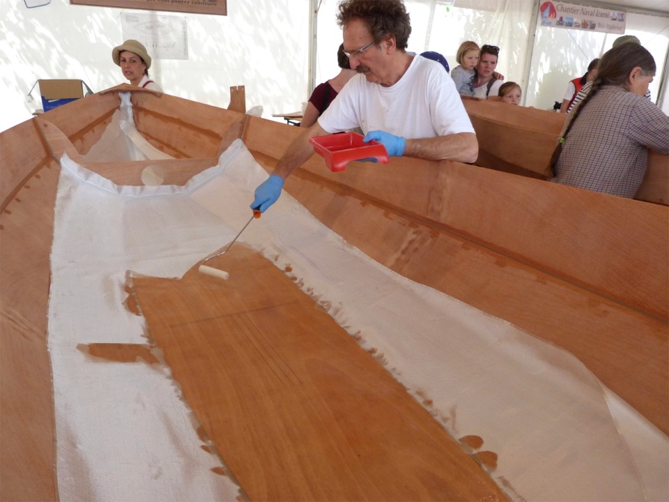 Robert fait réapparaitre la sole au fur et à mesure qu'il sature la fibre de verre. 