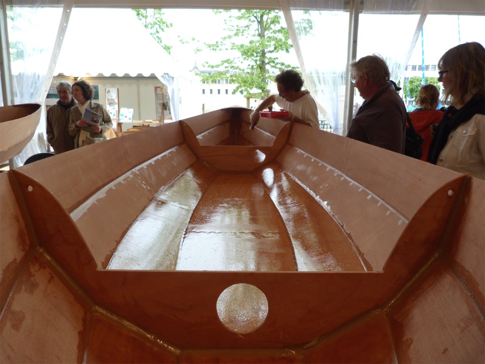 Tout le tissu est saturé, Robert fait les dernières retouches. 