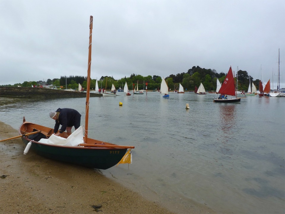Jean-David, qui a l'esprit curieux, a voulu s'en assurer, et son mât a objecté en cassant juste au-dessus de l'étambrai. Suite à cette expérience, Jean-David m'a demandé de lui apporter une scie sur la plage sud de l'ile Conleau afin de suprimer la pointe de la partie cassée et remâter. "Piff" a donc effectué toutes les navigations de la Semaine du Golfe 2013 avec une voilure réduite à 1 ou 2 ris, mais il n'a finalement pas été trop pénalisé du fait des conditions musclées de cette année... 