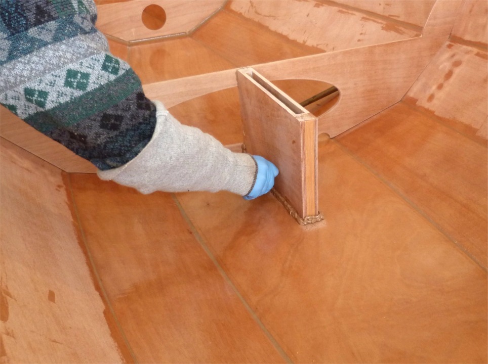 Christian forme ensuite le joint-congé à l'aide du bout de tuyau de PVC de 40 mm de diamètre. 