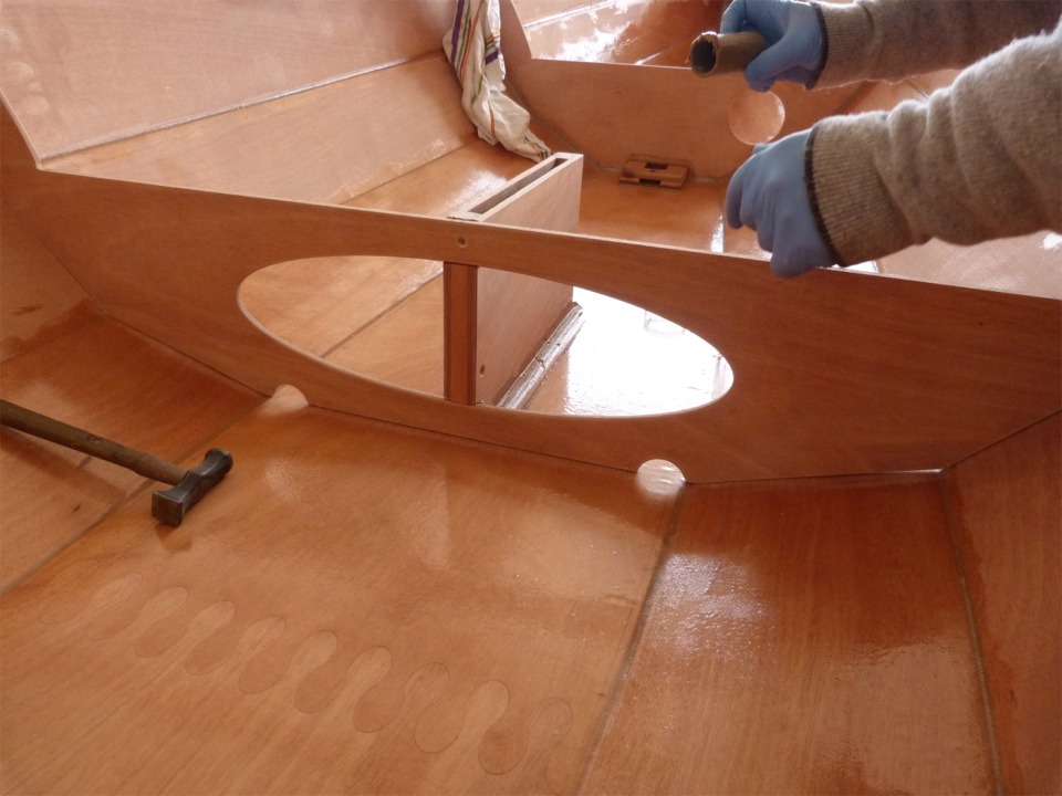 On voit ici en haut de l'image le fameux tuyau PVC. Le marteau à gauche nous a servi à tapoter le puits de dérive pour ajuster sa position latérale lors de son positionnement pour le perçage. 