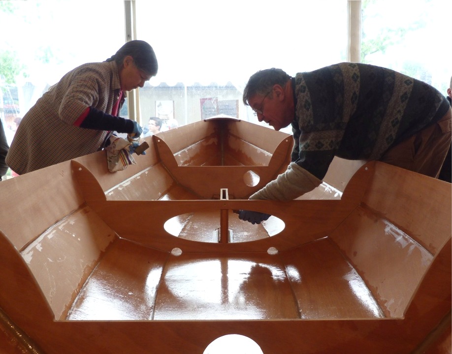 Le travail au fond de la coque impose des positions qui deviennent inconfortables à la longue... 