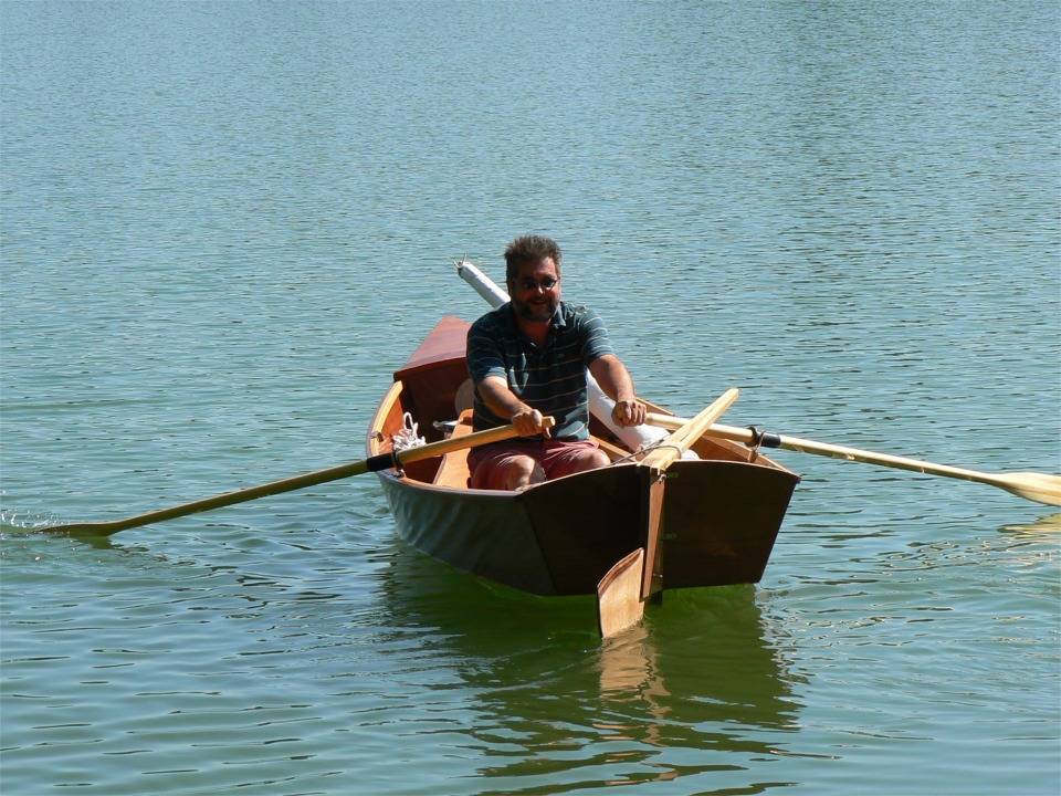 Première prise de contact avec l'élément liquide et première impression : le Jimmy Skiff est stable. En effet, sa large sole et son simple bouchain lui donnent une grande largeur là où elle compte : en bas de la carène. 