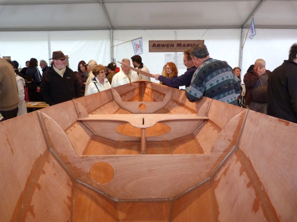 Robert présente le dessus du caisson arrière. Le siège central repose sur la partie horizontale de la membrure et sur le haut du puits de dérive. 