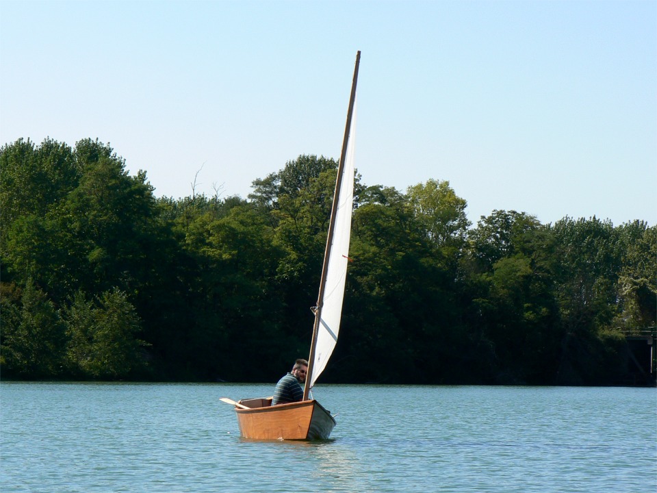 Et hop ! La grande stabilité du Jimmy Skiff m'a permis de le mâter sans peine, mais il faut dire que l'eau plate et la faiblesse de la brise m'ont bien aidé. Il ne faut pas se leurrer, mâter et démâter sont des opérations musclées. J'ai prévu une drisse pour pouvoir établir la voile et l'affaler sans toucher au mât à chaque fois. 