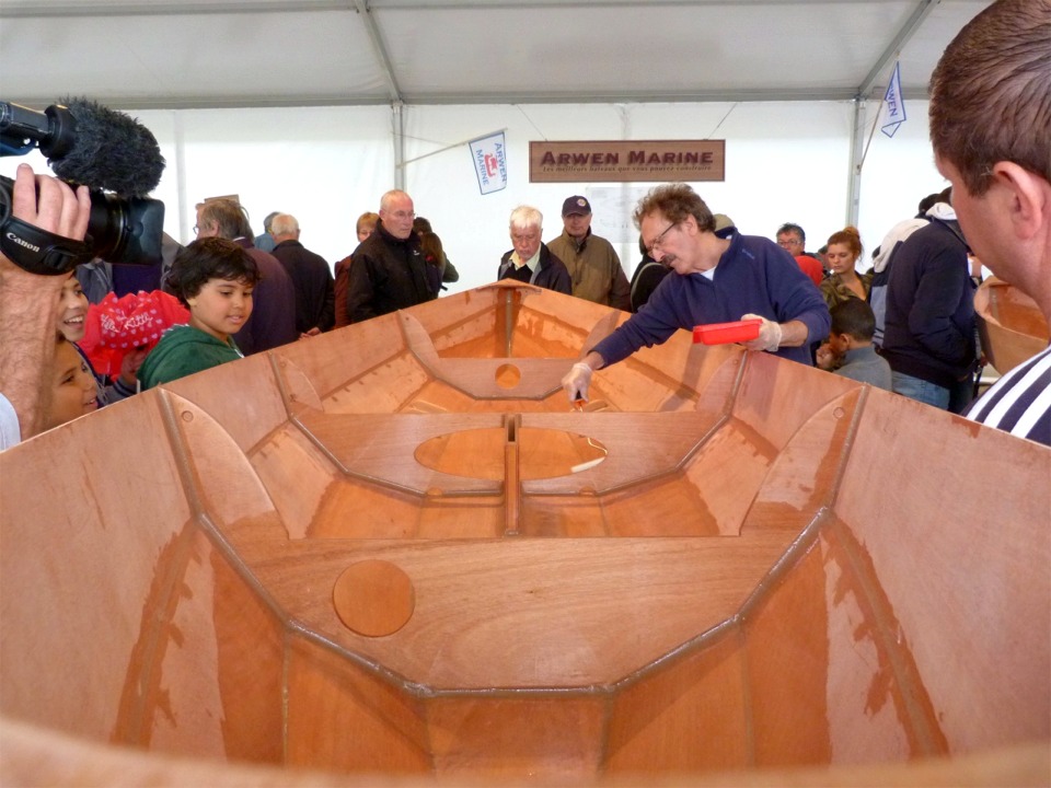 Une fois que tout est bon, Robert passe une couche d'époxy claire (sans charge) sur toute la surface intérieure des caissons et sur toutes les parois verticales extérieures. Il a déja fait de même sur la paroi inférieure des sièges. 