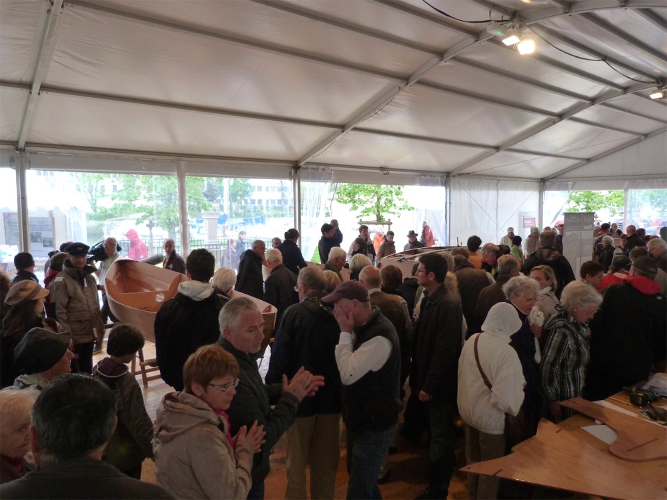Le triste temps de ce mercredi renforce l'intérêt de visiter ce beau chapiteau bien sec, et il nous est assez difficile de circuler autour des bateaux. Un bon pourcentage des visiteur tient à laisser un témoignage de sa visite sous la forme de ses empreintes digitales dans l'époxy fraîche... 