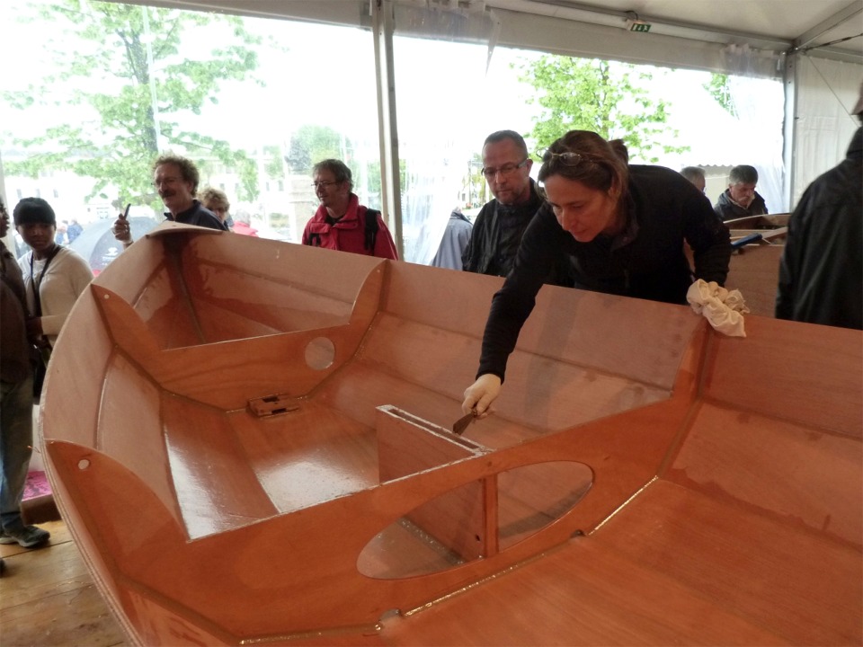 Caroline enduit les chants d'époxy "crème de marrons" avant de poser tous les sièges en place pour collage et jointoyage (si si, c'est dans le dictionnaire). 