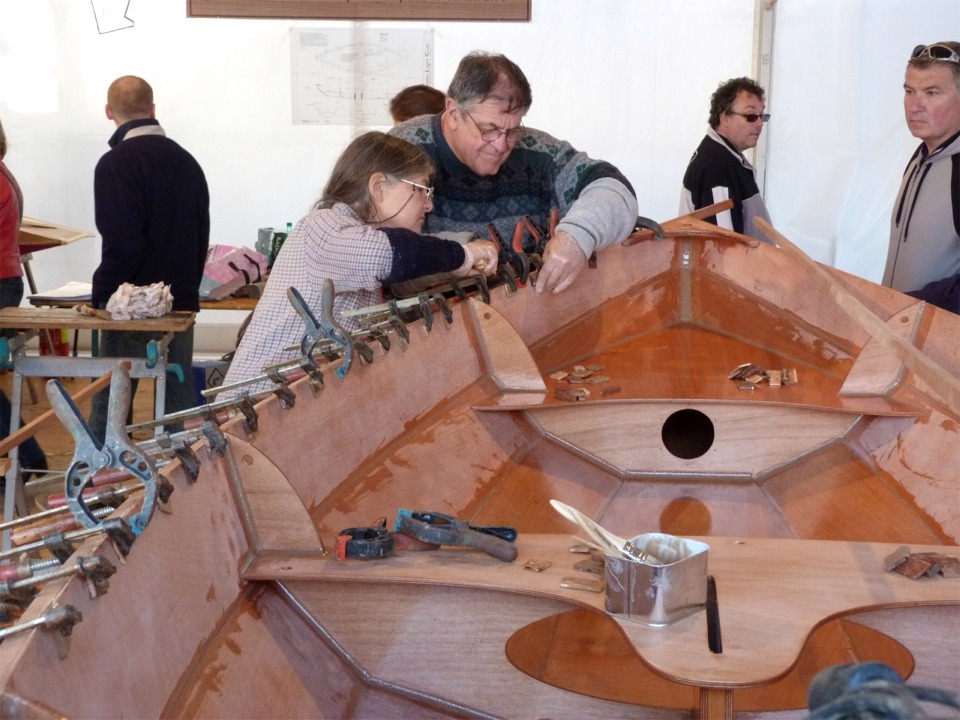 Puis nous terminons cette troisième journée en collant le premier pli des listons, qui sont constitués de deux lattes afin de faciliter leur cintrage sur le haut du carreau. 