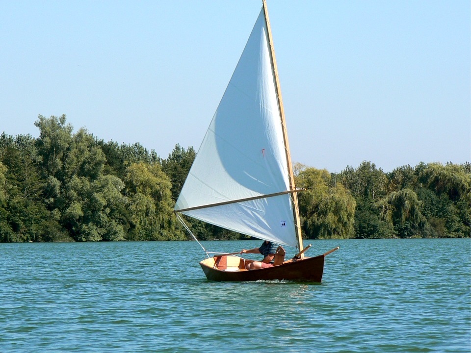 Le vent monte un peu pour un petit bord de près bon plein : le Jimmy Skiff accélère franchement et l'on devine le plaisir qu'il doit être dans une bonne brise. La limite sera alors l'état de la mer : à moins d'avoir un équipier-écopeur, il faudra faire attention à la quantité d'eau qui passera par-dessus le plat-bord ! Je pense qu'il sera utile de monter un vide-vite de chaque bord si l'on veut faire de la voile en mer (Damned ! Encore des trous dans le fond du bateau !) 