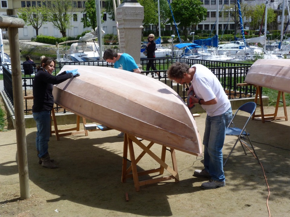 Nous devons éliminer tous les "pâtés" d'époxy chargée et arrondir l'arête du pourtour de la sole, ainsi que l'étrave, le brion et le haut de l'étambot. 