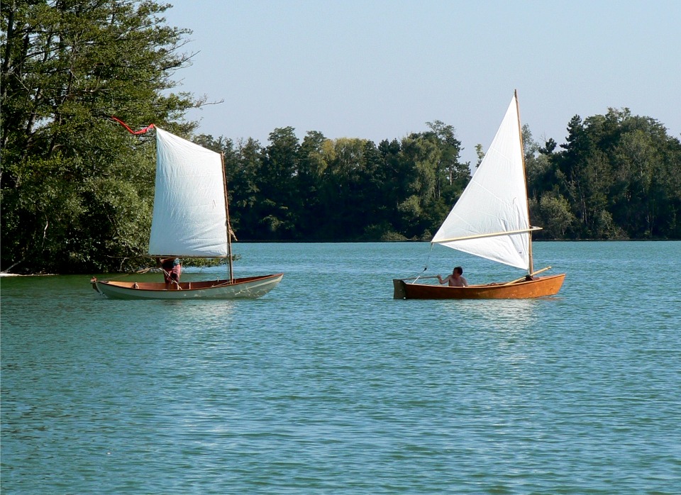 Les longueurs de flottaison des deux bateaux sont similaires à quelques centimètres près, car le Skerry, bien que plus long de 57 cm, a beaucoup plus d'élancement à l'étrave. 