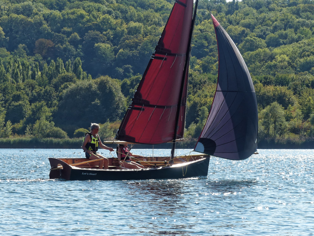 Après toutes ces épreuves (en fait, une baignade intéressante et agréable du fait de la température de l'eau et de l'air), nous nous sommes octroyé quelques bords, pendant que les bateaux étaient à l'eau (il y avait aussi le Silmaril "Mounouf" de Benoit). J'ai prêté Let's Goat à Katia et Piere et j'ai emprunté son appareil photo à Pierre (rappelez-vous que le mien à pris l'eau salée et qu'il ne s'y fait pas). 