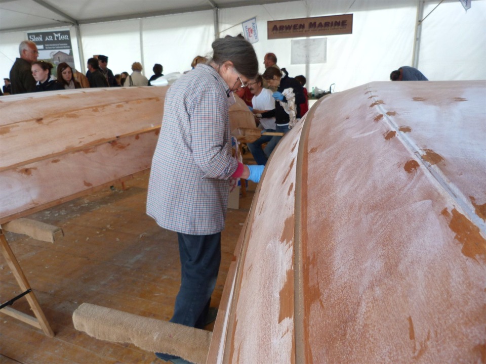 Nous rentrons les bateaux sous le chapiteau et faisons les joints (seringue, cuiller et ciseau, je n'y reviens plus). Nous bouchons également tous les trous des sutures sur l'extérieur de la coque, comme nous l'avons fait sur l'intérieur. 