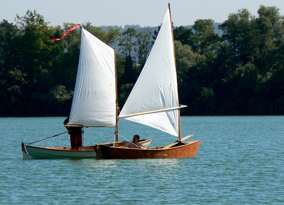 Le Jimmy Skiff a un léger avantage de surface de voile : 5.60 m2 contre 5.20 m2 pour le Skerry, quoique la voile à livarde a un rendement supérieur qui doit compenser sa plus petite surface. 