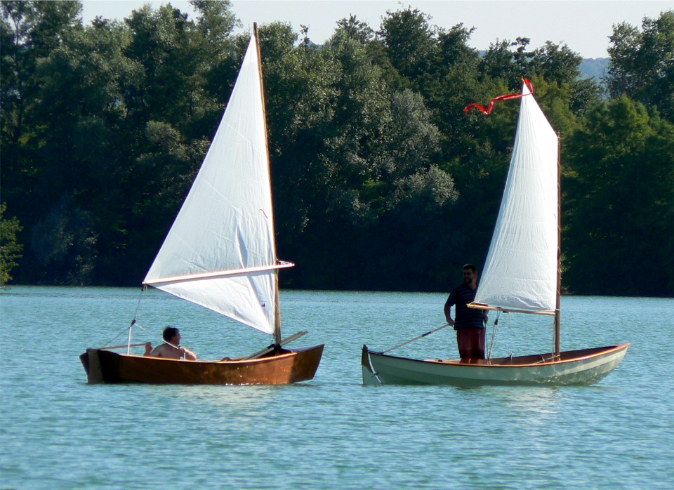 La livarde l'emporte ! Il faut dire que la voile du Jimmy Skiff est sur son "mauvais bord" : elle est bridée par le balestron qui provoque ce pli disgracieux et l'empêche de développer sa portance maximum. 