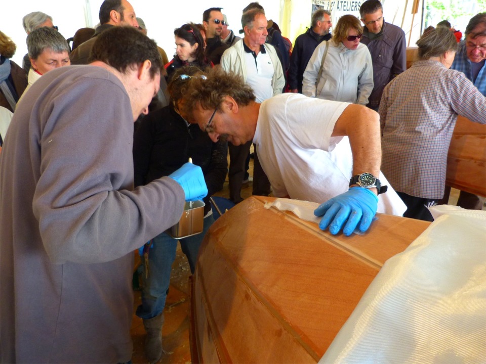 Nous commençons par poser les bandes de renfort, qui seront ensuite recouvertes par la grande pièce de tissu de verre, pour l'instant retroussée pour la fixation des bandes.