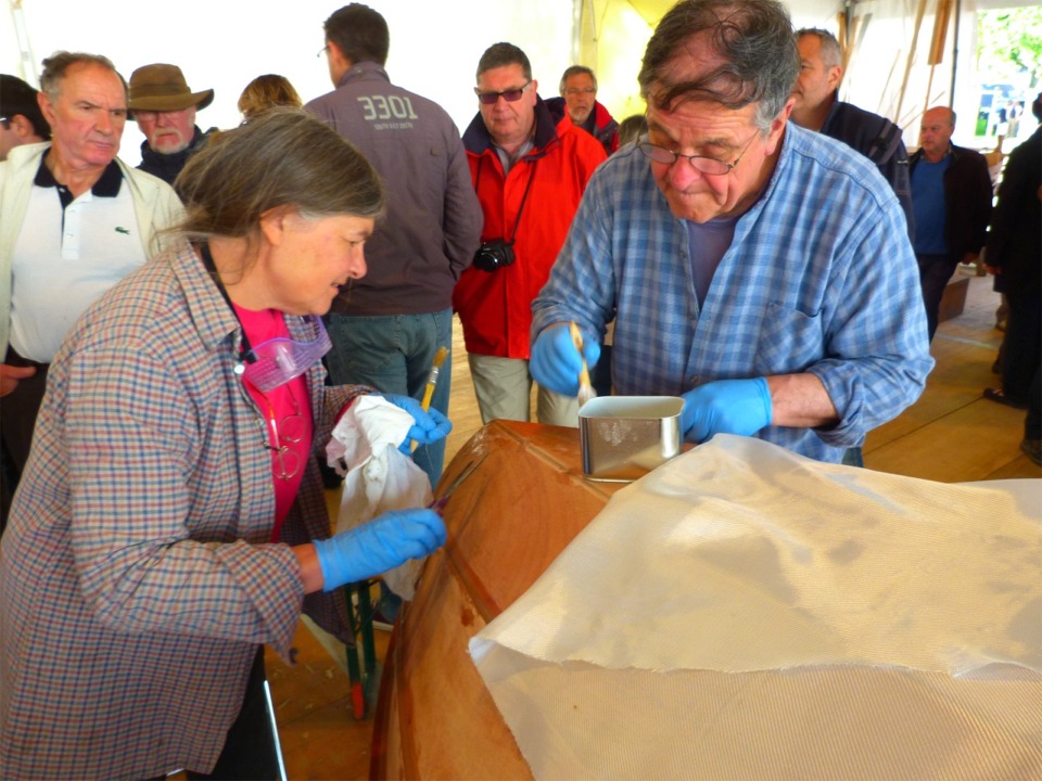 La bande de fibre est saturée de résine époxy et devient transparente. 