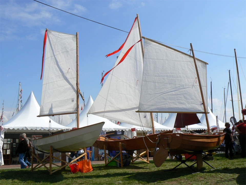 Le "stand" Arwen Marine : les bateaux sont exposés sur le terre-plein, dans le Village Bois. Les flammes rouges donnent un petit air joyeux à mes trois petits bateaux.. 